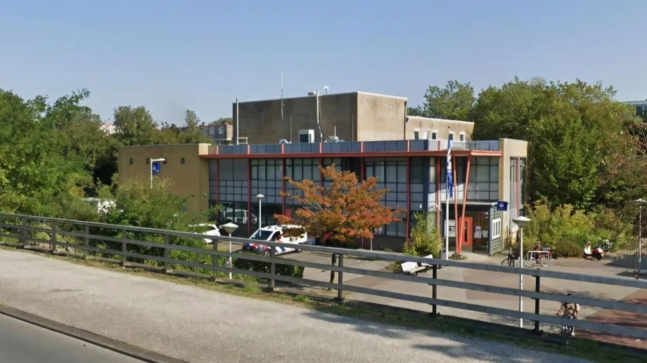Dit besluit heeft een enorme impact op onze gemeenschap; wij maken ons collectief ernstige zorgen over de veiligheid in onze wijken wanneer dit cruciale politiebureau verdwijnt. Wij, de bewoners en ondernemers van Gaasperdam, Holendrecht, Reigersbos, Gein, Driemond, Nellestein, Amstel III en AMC, Constateren dat: ● De Nationale Politie en het stadsbestuur van plan zijn om het politiebureau aan het Remmerdenplein in Gaasperdam te verhuizen naar Amsterdam-Duivendrecht. ● De publieksfunctie hierdoor volledig uit onze directe omgeving verdwijnt, waardoor we niet meer zomaar binnen kunnen lopen voor hulp of aangifte. ● Deze verhuizing ten koste gaat van de zichtbaarheid en de directe aanspreekbaarheid van de politie in onze wijken. ● Dit besluit zorgt voor een verminderd veiligheidsgevoel in gebieden waar politie-aanwezigheid juist keihard nodig is. En overwegen dat: ● Veiligheid in de wijk begint bij een herkenbare, fysieke en nabije politiepost. ● Onze buurtagenten en basisteams midden in de samenleving moeten staan, in plaats van op een extern bedrijventerrein in Duivendrecht. ● De afstand tot de politie voor kwetsbare bewoners, studenten en medewerkers uit al onze aangesloten buurten hierdoor veel te groot wordt. Wij verzoeken het stadsbestuur en de politieleiding: Om de verhuizing van het basisteam ongedaan te maken, of er in ieder geval voor te zorgen dat de publieksbalie en de fysieke politiepost aan het Remmerdenplein volledig behouden blijven voor de inwoners van al deze wijken.